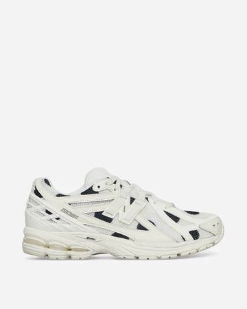 Der New Balance 1906R Polka Dot White von außen