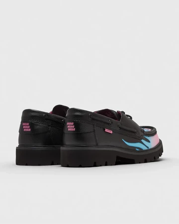 CLARKS x Bisous Bisous Cleyhill Fire Pack schräg