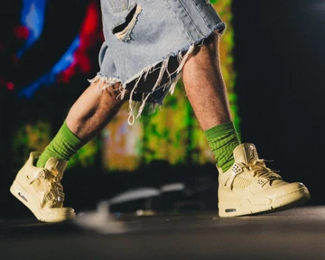 J Balvin x Air Jordan 4 Lemonade am Model