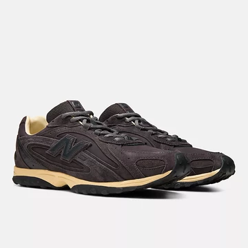 AURALEE x New Balance 204L Pack schräg