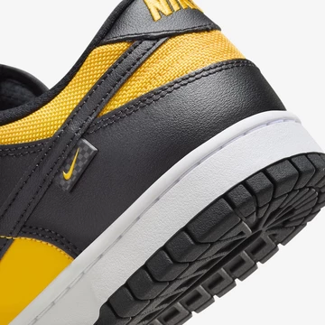 Dunk Low Black University Gold Detail von Hinten