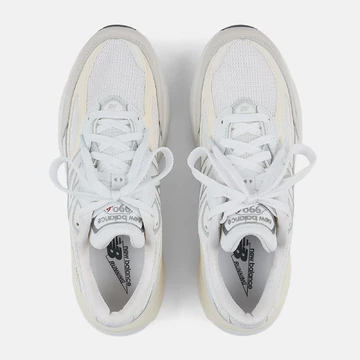 New Balance 990v6 White Sea Salt Paar von oben