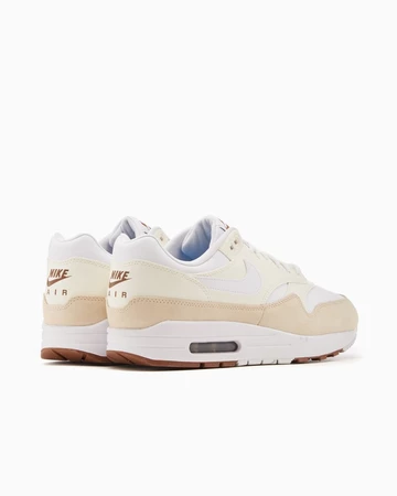 Air Max 1 SC Sail auf weissem Hintergrund schräg von hinten