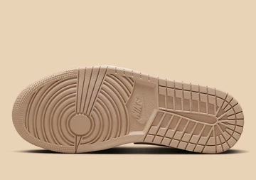 Die Outsole des Der Jordan 1 Mid Legend Light Brown fotografiert von Asphaltgold