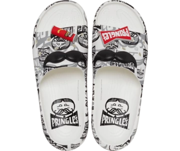 Der Pringles Crocs Classic Slide von oben