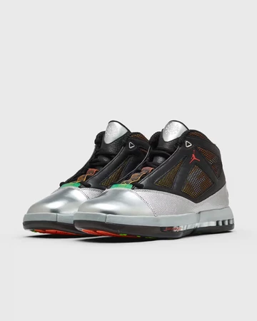 Free The Youth x Nike Jordan 16 schräg