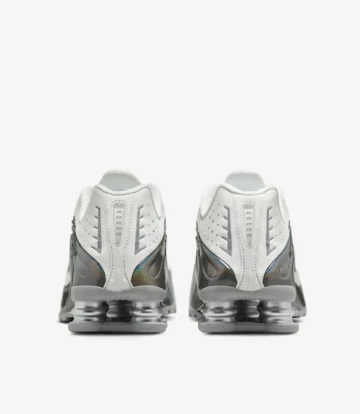 Nike Shox R4 White Iridescent von hinten