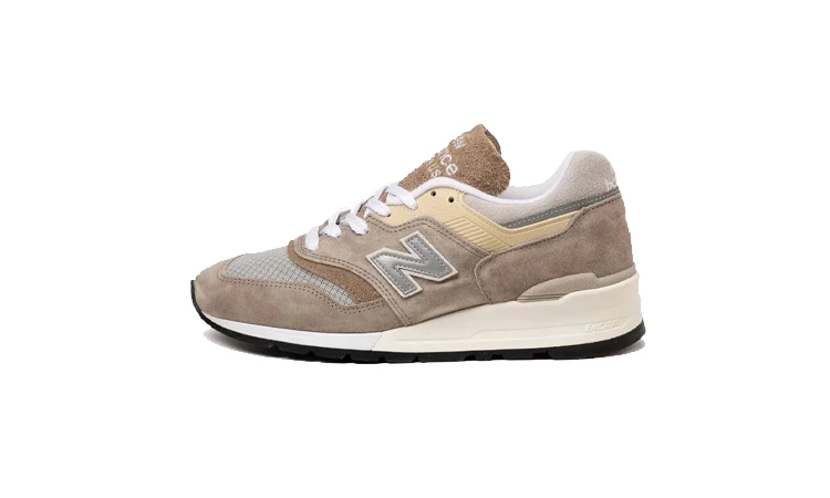 Der Teddy Santis x New Balance 997 Light Mushroom von der Seite auf weißem Hintergrund