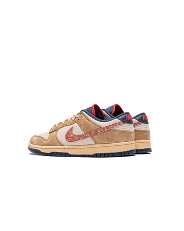 Dunk Low Wheat Sanddrift schräg von hinten
