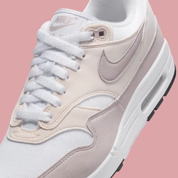 Nike Air Max 1 Platinum Violet auf pinkem Hintergrund Detailbild