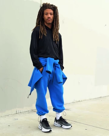 Ein Model trägt den Air Max DN Black White