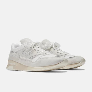 New Balance 1500 Made in UK Wind Chime Paar schräg seitlich