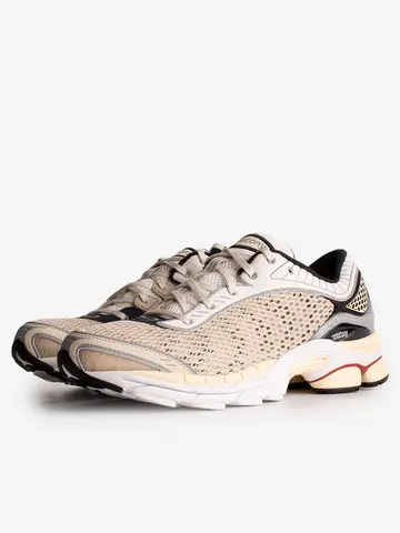 Highsnobiety x Saucony Pack schräg