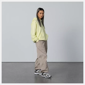 New Balance 1906R Metallic Gold - On Feet, Girl