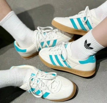adidas Gazelle Indoor Hi-Res Aqua am Fuß