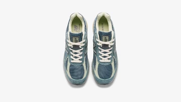 AURALEE x New Balance 990v4 Teal Paar von oben