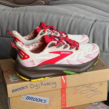 Alex Zono x Brooks Ghost Trail Pack Außenseite
