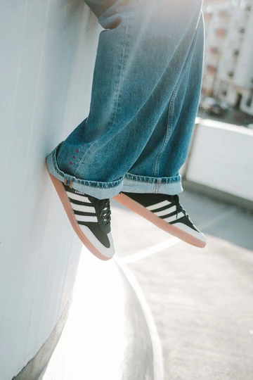 Der adidas Samba Black Wonder White im Wales Bonner Style am Fuß