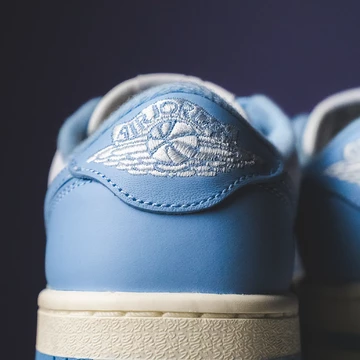 Air Jordan 1 Triple Stack WMNS Psychic Blue von hinten