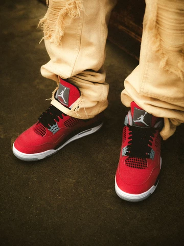 Nike Air Jordan 4 Retro Toro Bravo am Fuß