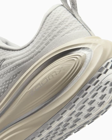 Nike Vomero Plus Platinum Tint Sohle Details