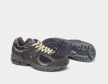Size? x New Balance 2002R Refined Future Brown schräg mit Sohle