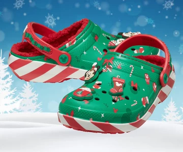 Mickey Mouse x Crocs Classic Clog Christmas schräg