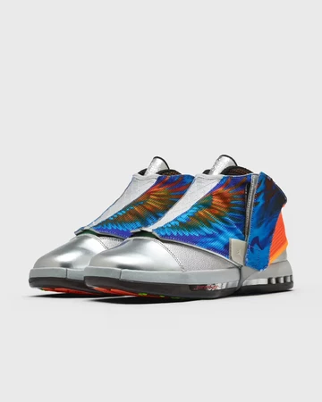 Free The Youth x Nike Jordan 16 schräg