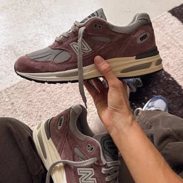 New Balance 991v2 Made in UK Rose Taupe in der Hand