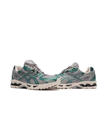 TOMO x ASICS Gel-Nimbus 10.1 Green Metallic schräg