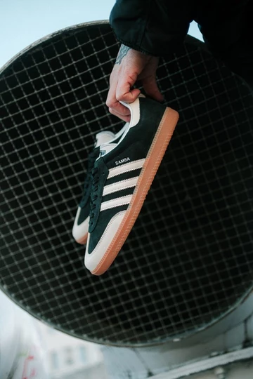 Christopher hält den adidas Samba Black Wonder White im Wales Bonner Style in der Hand