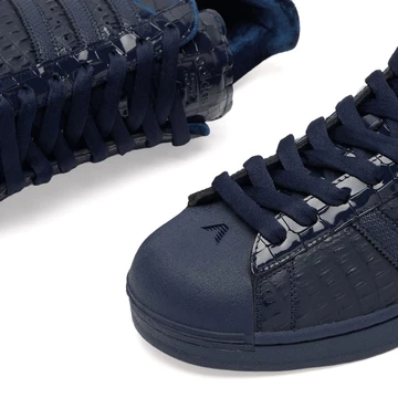 Anthony Edwards x adidas Superstar Navy Croc Detailbild