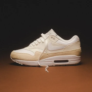 Fotoshooting mit dem Air Max 1 SC Sail auf braunem Hintergrund