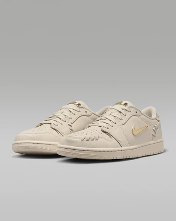 Der Jordan 1 Low Method of Make Pack in Legend Light Brown von schräg außen