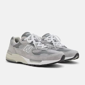New Balance 992 Grey Silver Paar schräg seitlich