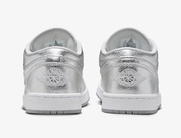 Jordan 1 Low Metallic Silver von hinten