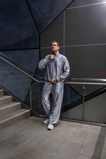 Christopher im Firebird silbernen Oversized Tracksuit von adidas