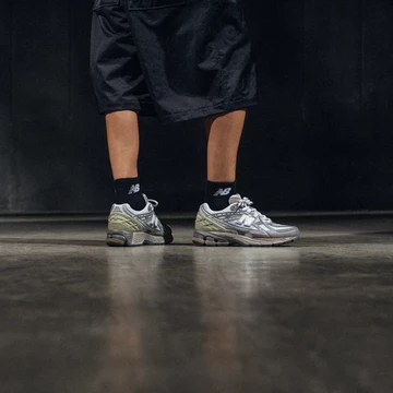 New Balance 1906N Grey Detail On Feet von Hinten