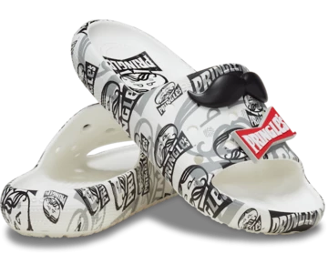 Die Pringles Crocs Classic Slides schräg aufgestellt