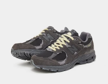 Size? x New Balance 2002R Refined Future Brown schräg