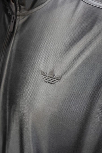 Christopher im Firebird silbernen Oversized Tracksuit von adidas Details