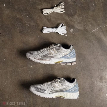 Der Kith x New Balance 1906R White Blue von oben mit seinen extra Schnürsenkeln