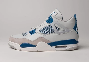 Air Jordan 4 Military Blue frontal von der Seite