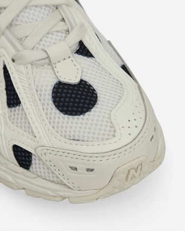 Details des New Balance 1906R Polka Dot White