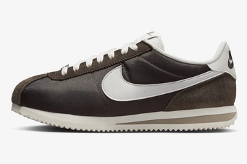 Die Außenseite des Nike Cortez Baroque Brown