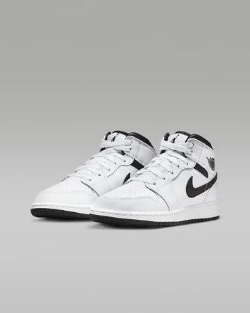 Der Jordan 1 Mid GS White Reverse Panda von schräg außen