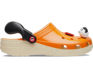 Die Classics Clogs aus dem Pringles Crocs Classic Pack von der Seite