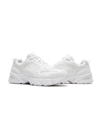 Der New Balance 530 All White von der Seite