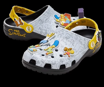The Simpsons x Crocs Classic Clog Pack schräg