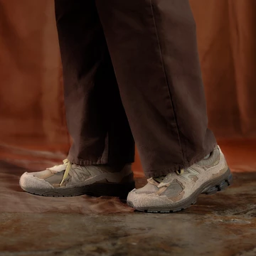 Size? x New Balance 2002R Refined Future Khaki Mood Außen- und Innenseite